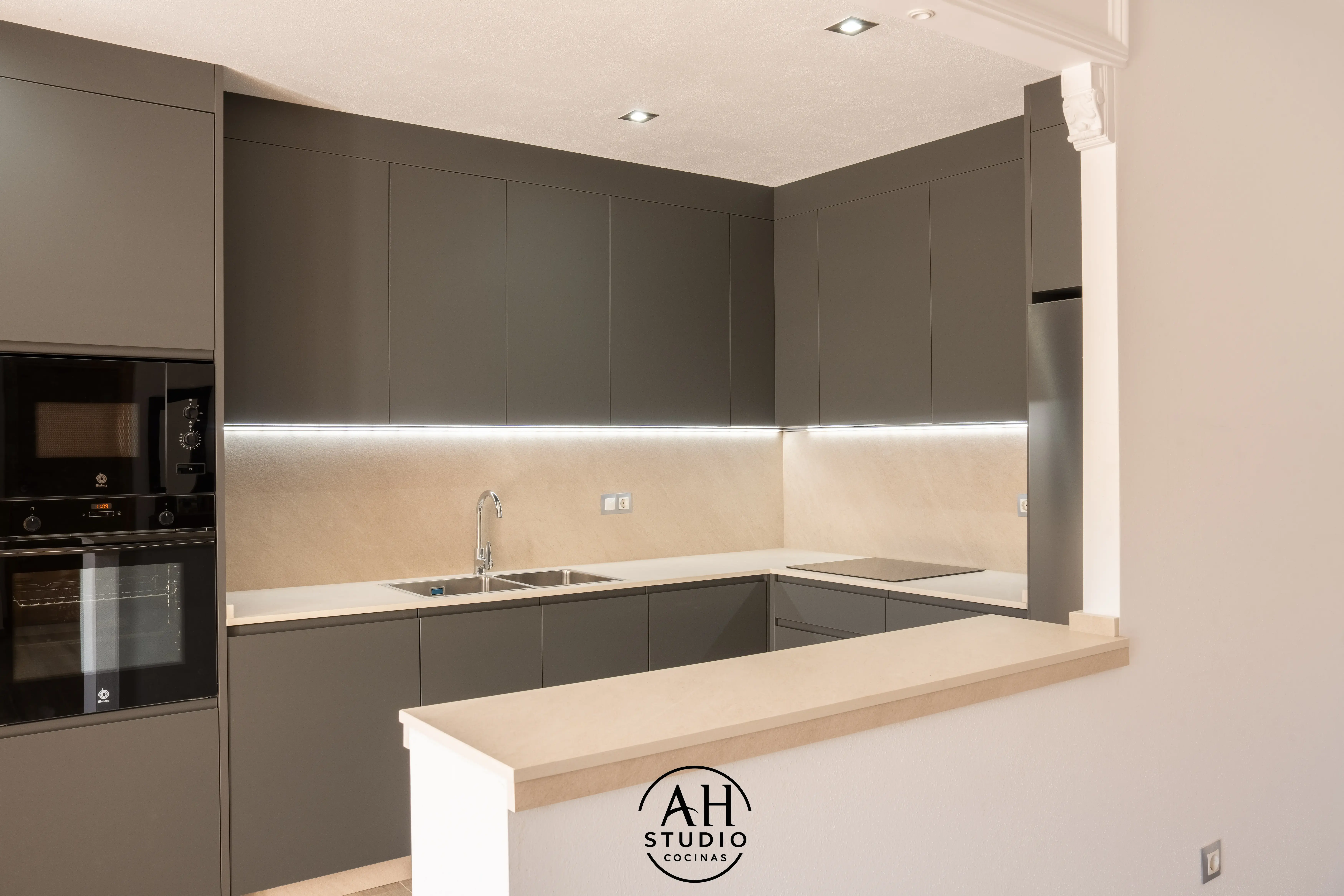 Cocina en U gris oscuro mate con península y tira LED